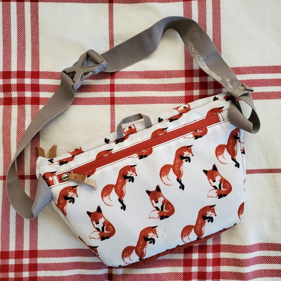 Outdoor fanny pack/ crossbody with foxes - Picture 2 of 5